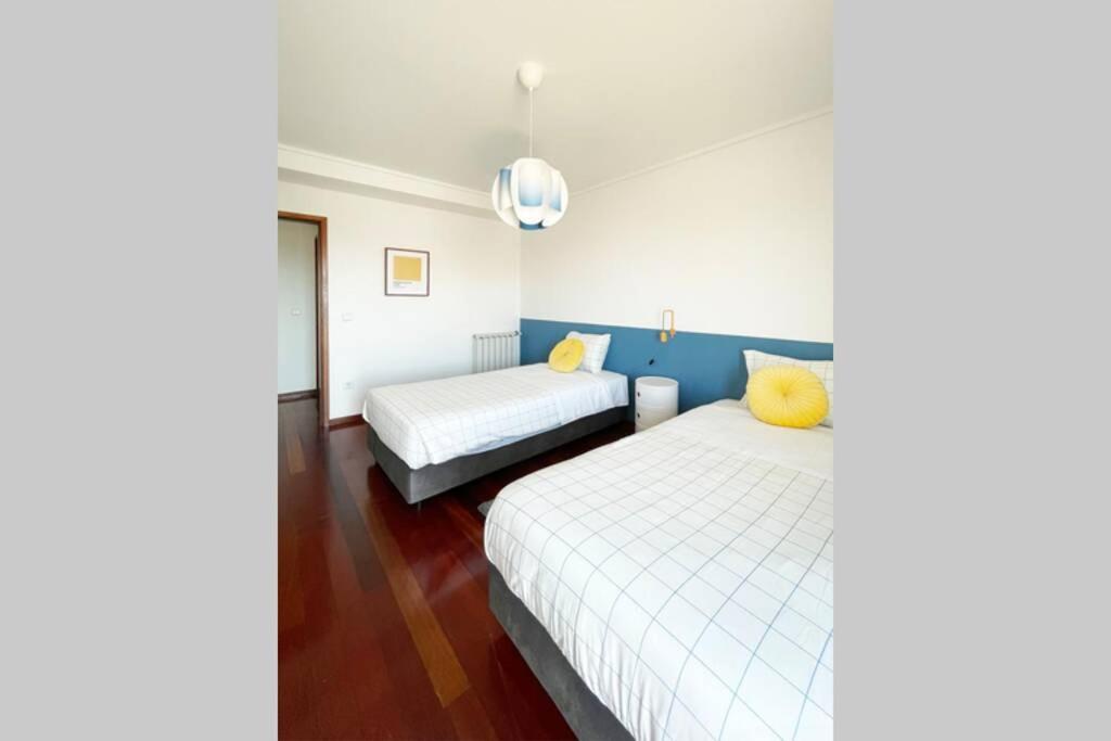 Yellow House Aveiro Smart Tv And Garage Bagian luar foto